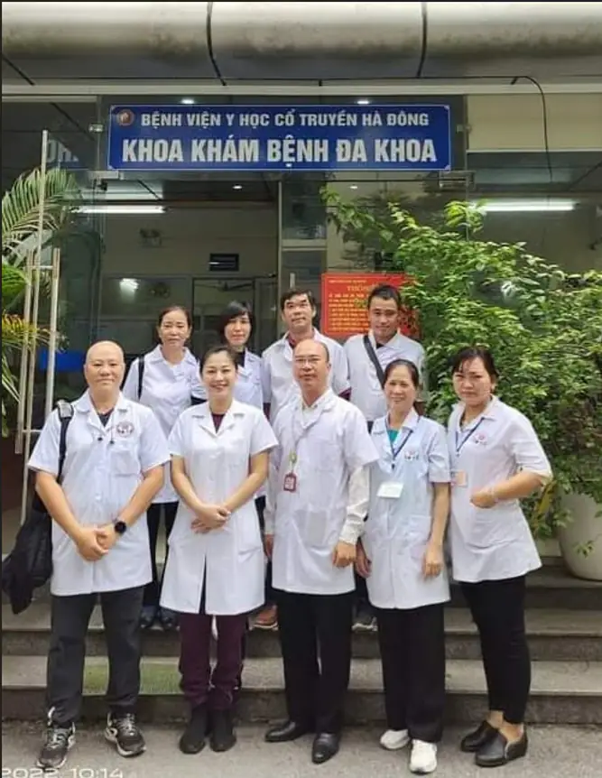 Cô Ái trong hoạt động nghề y